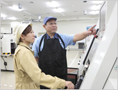 金型加工のリーダーとして後輩の指導に当たっています