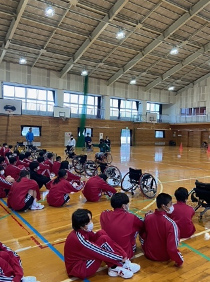 大分市立上野ヶ丘中学校にて車いすバスケット体験を行いました。 1