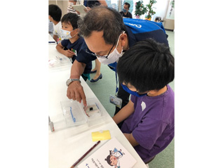 真剣な表情の子どもたちの写真